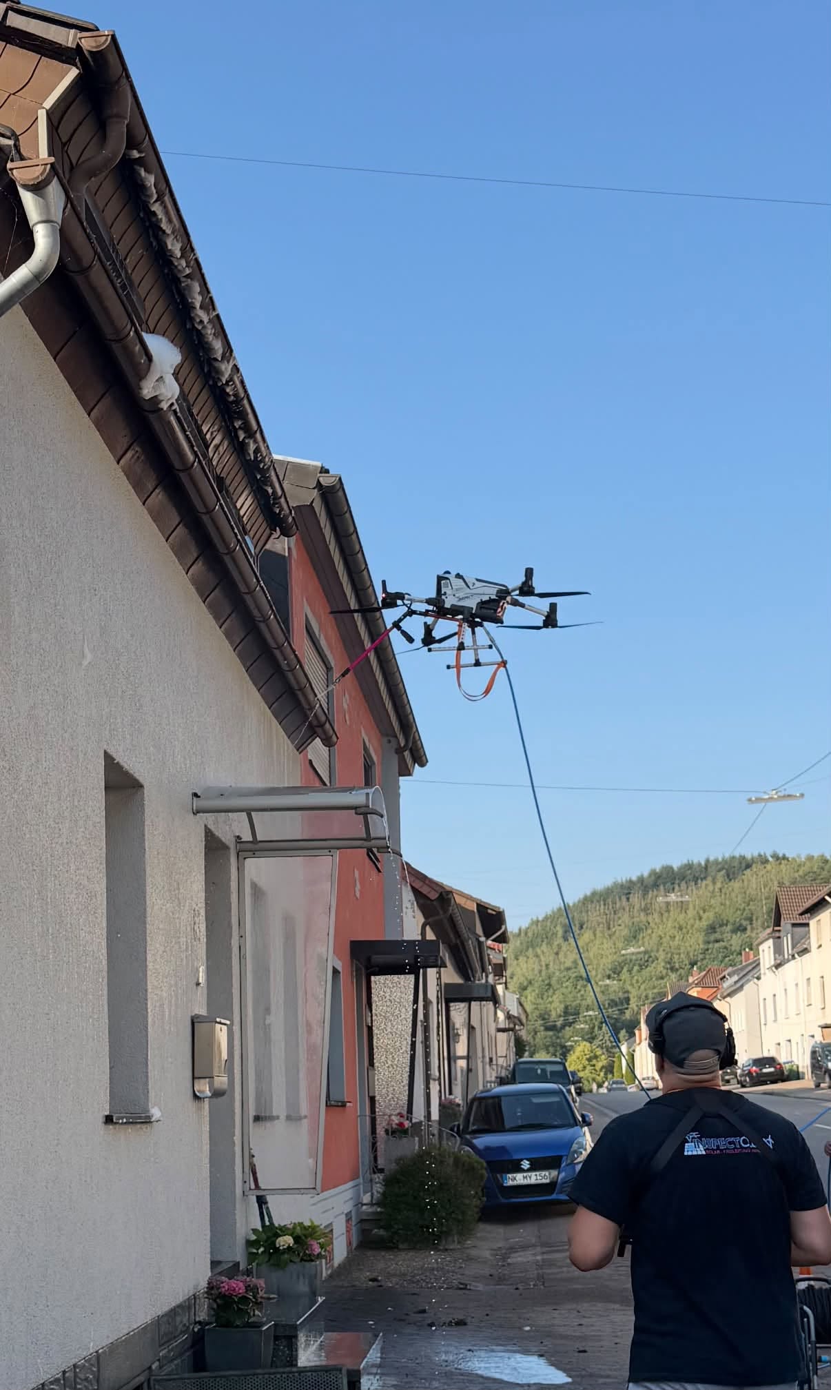Drohne entfernt Mauerspinnen-Nester an der Dachrinne